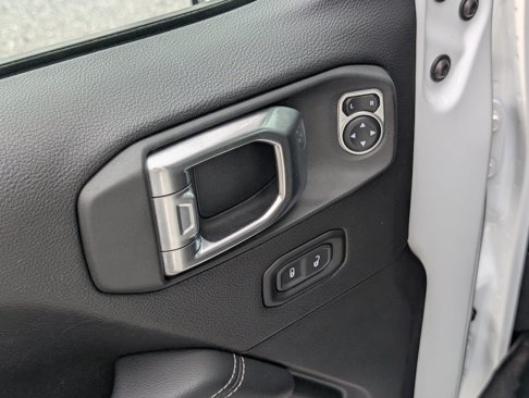 Used 2020 Jeep Wrangler Unlimited Sahara image 12