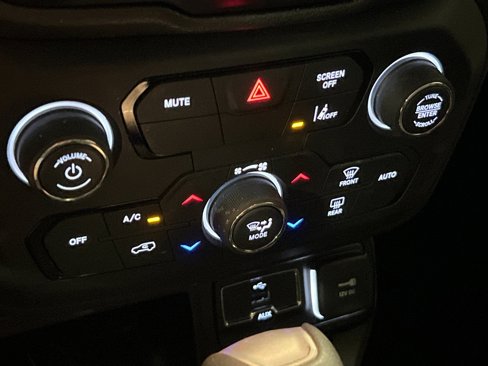 Certified 2021 Jeep Renegade Latitude w/ Sun & Sound Group image 20