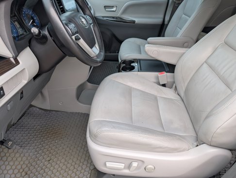 Used 2018 Toyota Sienna XLE image 8