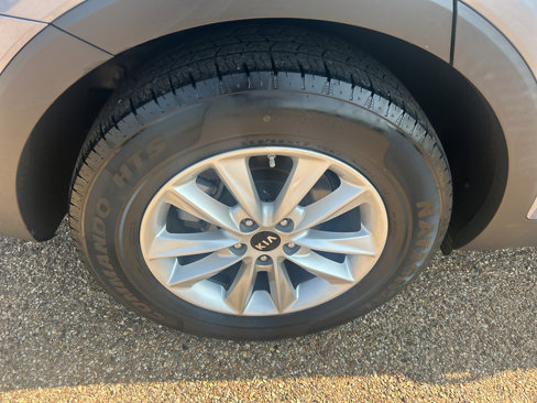 Used 2020 Kia Sorento LX image 11