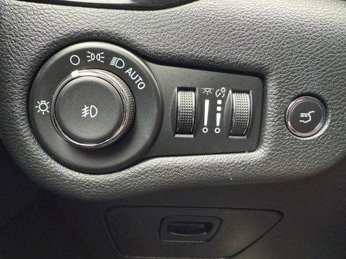 Used 2023 Jeep Cherokee Altitude Lux image 19