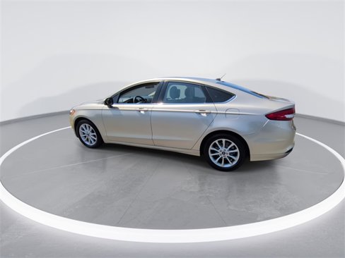 Used 2017 Ford Fusion SE w/ Fusion SE Technology Package image 5