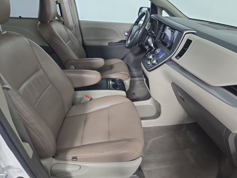 Used 2016 Toyota Sienna LE image 28