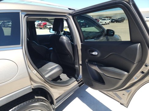 Used 2019 Jeep Cherokee Limited w/ Luxury Group image 23