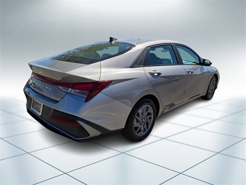 Used 2024 Hyundai Elantra SEL image 4