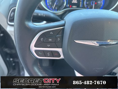 Used 2017 Chrysler Pacifica Touring-L image 28