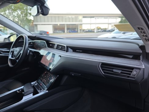 Used 2021 Audi e-tron Premium w/ Convenience Plus Package image 45