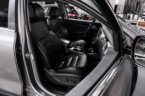 Used 2016 Kia Sorento EX w/ EX Premium Package image 32
