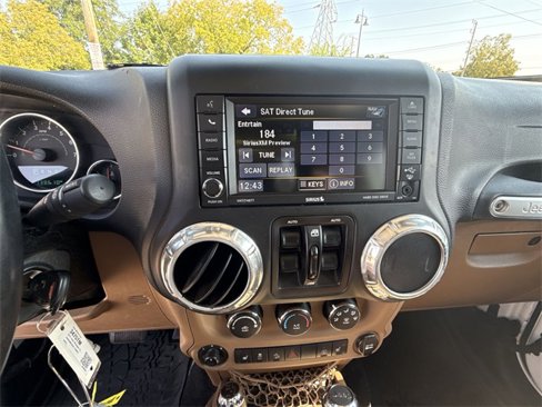 Used 2017 Jeep Wrangler Unlimited Sahara w/ Connectivity Group image 11