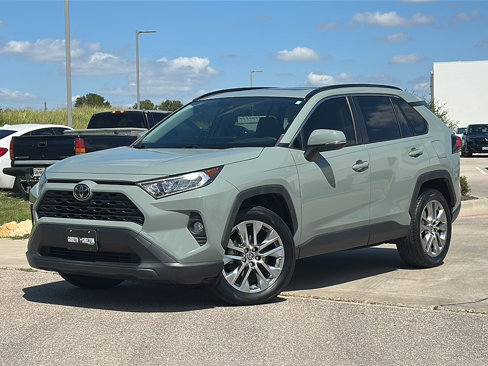 Used 2020 Toyota RAV4 XLE Premium image 2
