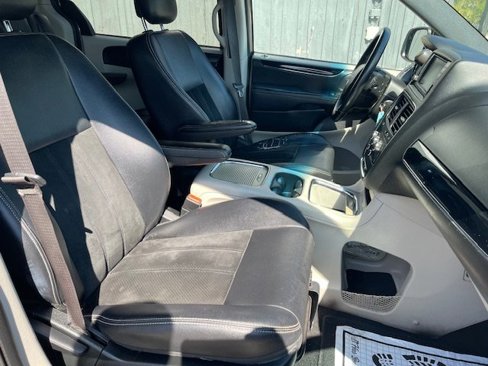 Used 2017 Dodge Grand Caravan SXT image 17