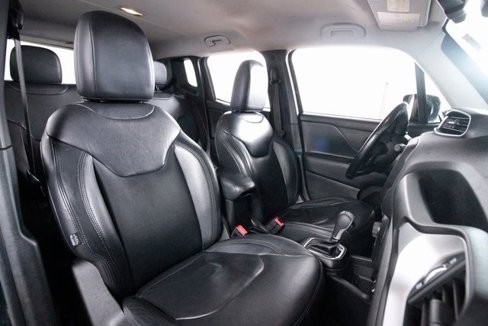 Used 2018 Jeep Renegade Latitude w/ Cold Weather Group image 28