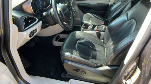 Used 2017 Chrysler Pacifica Touring-L image 16