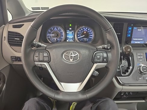 Used 2015 Toyota Sienna XLE image 9