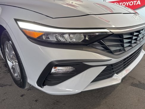 Used 2025 Hyundai Elantra SE image 12
