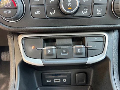 Used 2023 GMC Terrain SLT image 27