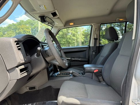 Used 2010 Jeep Commander Sport image 13