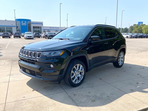 Used 2024 Jeep Compass Latitude image 3
