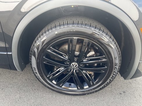 Certified 2022 Volkswagen Tiguan SE R-Line image 11
