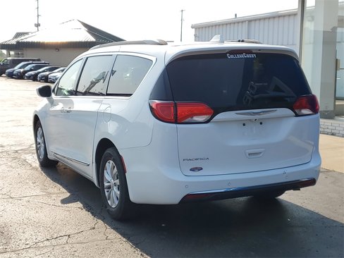 Used 2017 Chrysler Pacifica Touring-L image 6