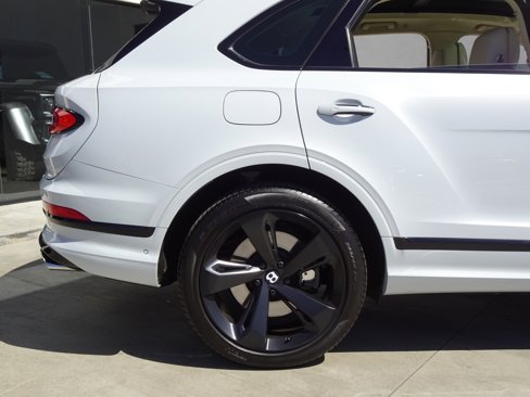 Used 2021 Bentley Bentayga image 11
