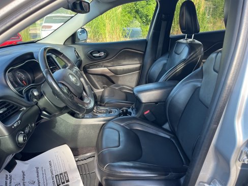 Used 2019 Jeep Cherokee Latitude Plus w/ Comfort/Convenience Group image 2