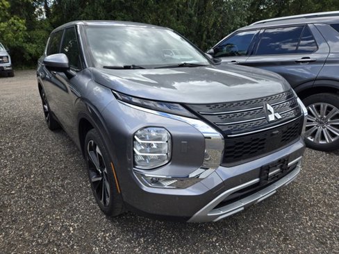 Used 2022 Mitsubishi Outlander SE image 1