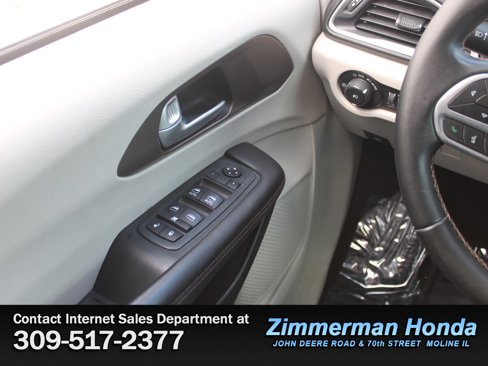 Used 2017 Chrysler Pacifica Touring-L image 15