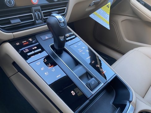 Certified 2025 Porsche Macan image 16