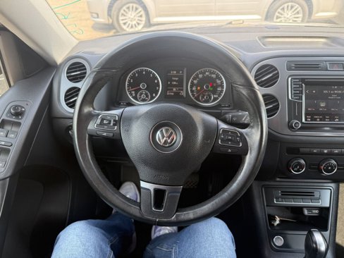 Used 2017 Volkswagen Tiguan S image 9