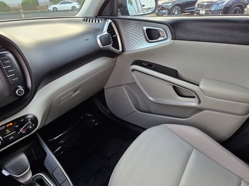 Used 2023 Kia Soul LX image 30