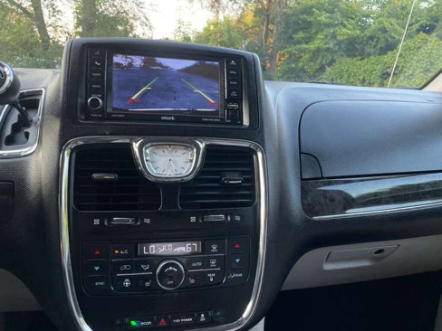 Used 2016 Chrysler Town & Country Touring w/ Driver Convenience Group image 29