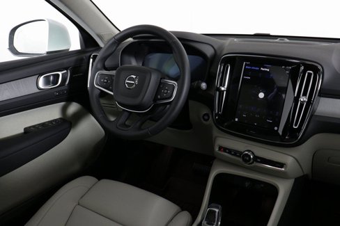 Used 2025 Volvo XC40 B5 Ultra w/ Protection Package Premier image 3