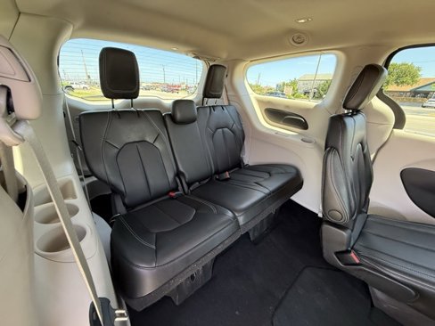 Used 2024 Chrysler Pacifica Touring-L image 13