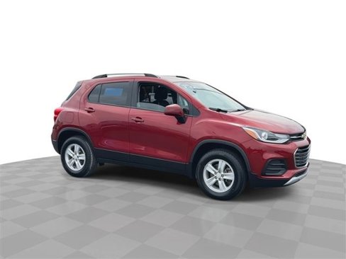 Certified 2022 Chevrolet Trax LT w/ LT Convenience Package image 2