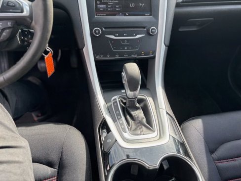 Used 2015 Ford Fusion SE image 12