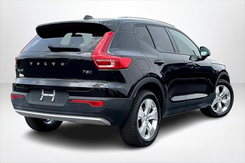 Used 2022 Volvo XC40 T5 Momentum image 5