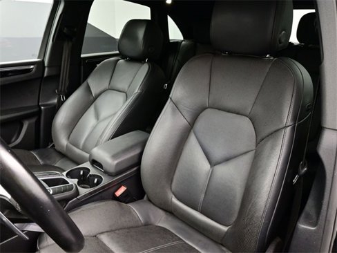 Certified 2021 Porsche Macan image 5