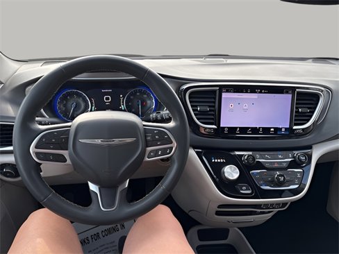 Used 2022 Chrysler Pacifica Touring-L image 9