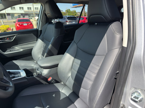 Used 2023 Toyota RAV4 XLE Premium image 12