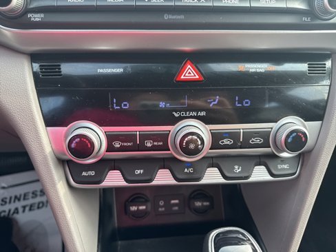 Used 2020 Hyundai Elantra SE image 21