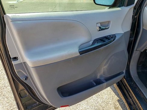 Used 2014 Toyota Sienna SE image 9