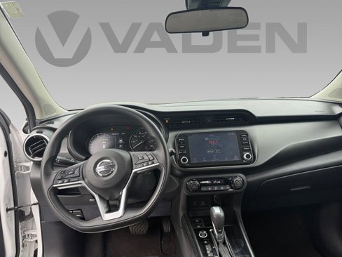 Used 2021 Nissan Kicks SV image 3