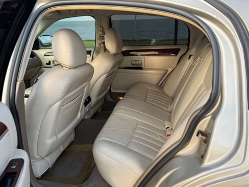 Used 2005 Lincoln Town Car Signature image 7