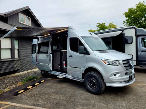 Used 2022 Mercedes-Benz Sprinter 2500 image 1