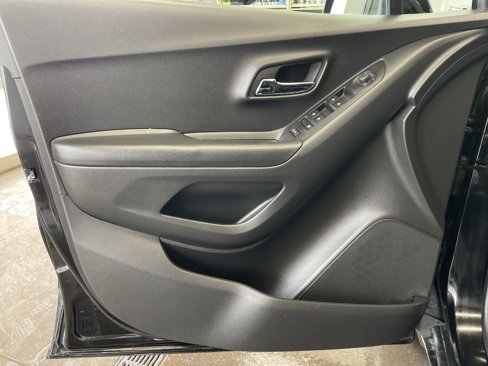 Used 2022 Chevrolet Trax LT w/ LT Convenience Package image 19