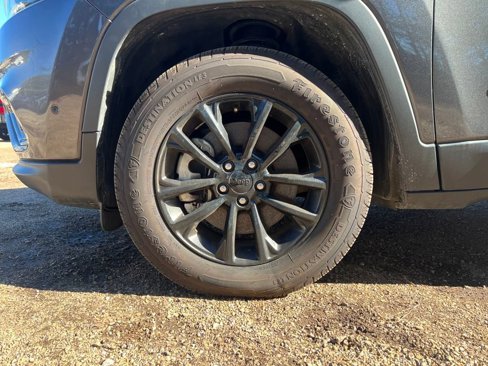 Used 2023 Jeep Cherokee Altitude Lux image 14