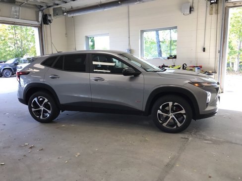 Used 2024 Chevrolet Trax RS w/ Driver Confidence Package image 2