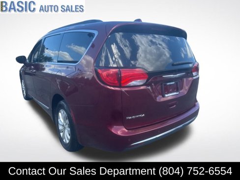 Used 2017 Chrysler Pacifica Touring-L image 9