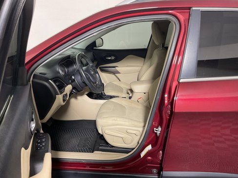 Used 2019 Jeep Cherokee Latitude w/ Cold Weather Group image 18